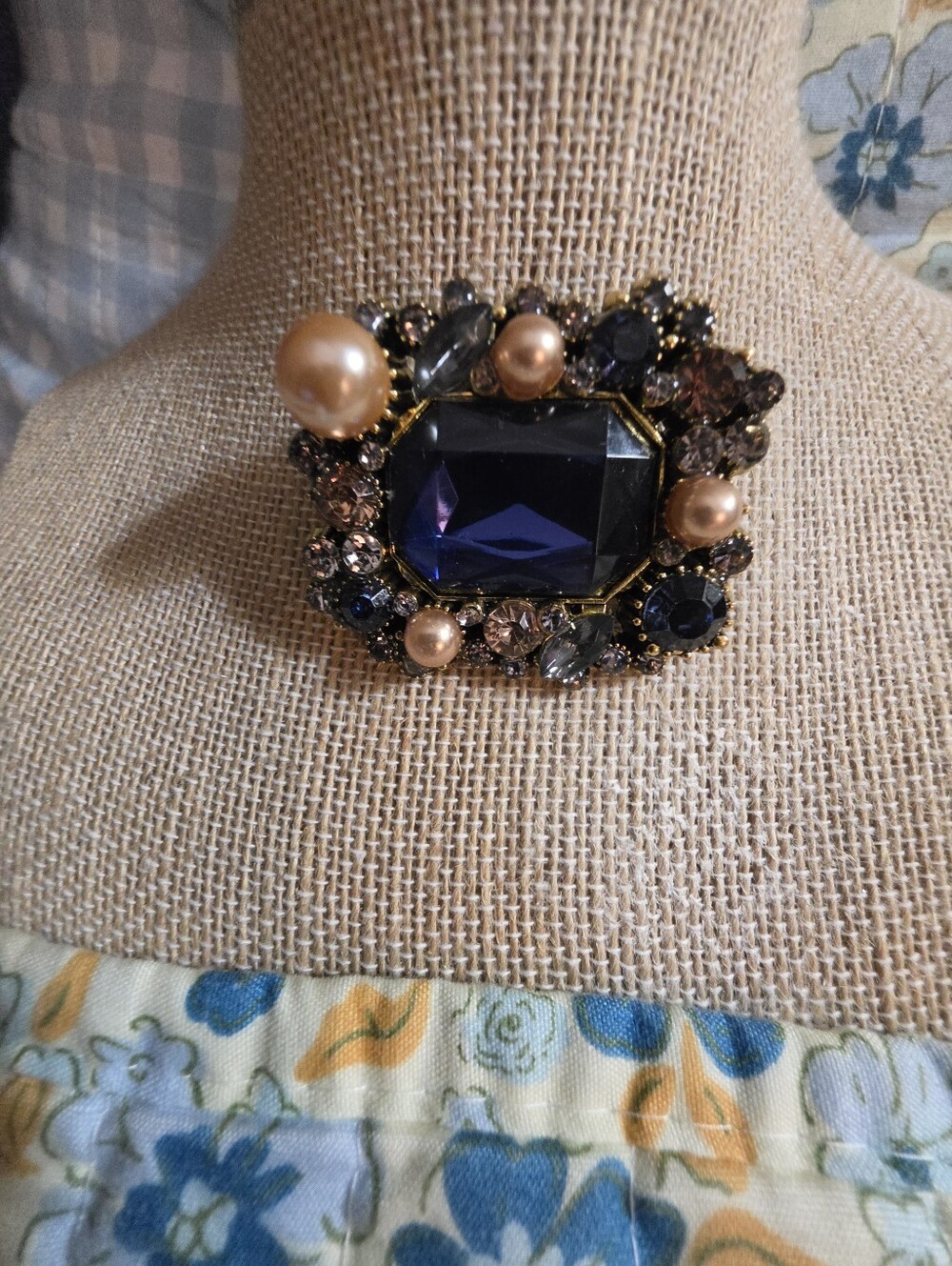 Gorgeous Blue Rhinestone Brooche. - Picture 6 of 7